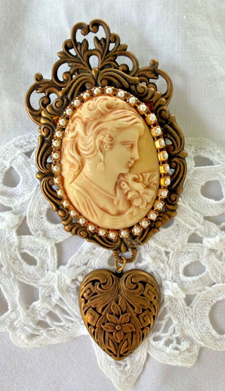 Vintage Cameo Brooch Locket Dangle Victorian Style Gold Tone Rhinestone Jae Win